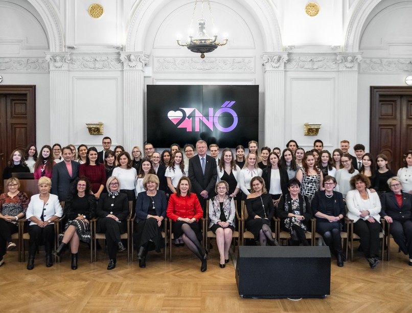 21 nő mentorprogram 2026: elindult a jelentkezés az egészségügyi pályák iránt érdeklődőközépiskolások számára, február 15-ig lehet jelentkezni.