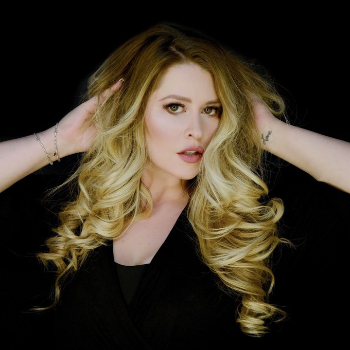 Király Linda maszkkal harcol az influenza ellen című cikk nyitóképe