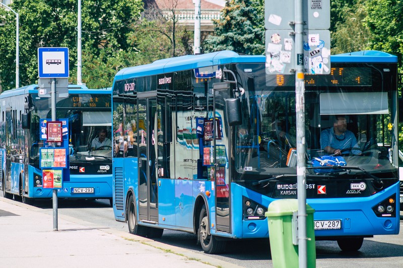 Koronavírus: hétfőtől nem kell maszkot viselni a BKK járatain