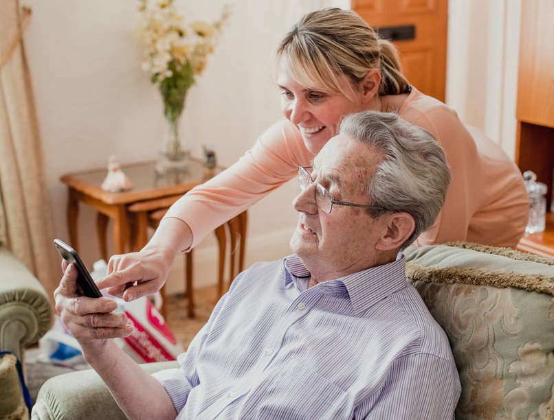 Hogyan tudjuk biztonságban idős szerettünket a modern világban?