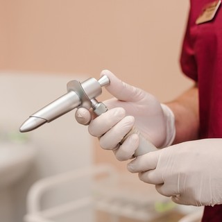 Ha már nem elég a krém és a gyűrűzés: mikor van szükség aranyérműtétre, és hogyan zajlik? című cikk nyitóképe