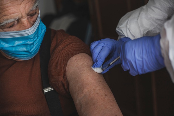 Covid oltás: támogatást kapnak az idősek a szomszédban, akik beoltatják magukat