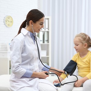 Gyermekkori magas vérnyomás: aggasztó adatok – duplájára nőtt az érintett gyerekek száma 20 év alatt című cikk nyitóképe