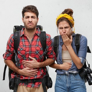 Utazók hasmenése (ételmérgezés): tünetei, vizsgálata és kezelési lehetőségei című cikk nyitóképe