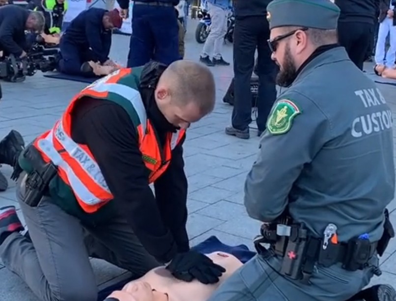 hirtelen szívhalál ellen újraélesztés flashmob NAV Keleti