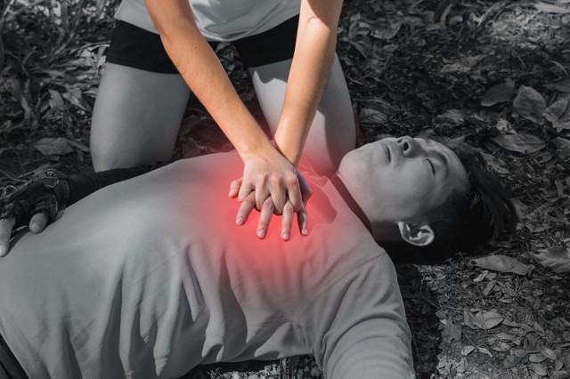 Járókelők és egy rendőr élesztett újra egy budapesti kerékpárost