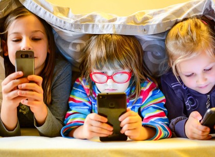 Sokat telefonozik a gyerek? Nem úgy hat a képernyő a gyerekek agyára, ahogy eddig hittük! című cikk nyitóképe