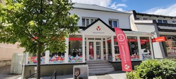 A Hévízi tó, főleg a környék erős felújítása óta igazán izgalmas úticél lett. A környéket tavasztól őszig bármikor érdemes meglátogatni. Az aktuális programokról a helyi Tourinformban pontos eligatzítást adnak.