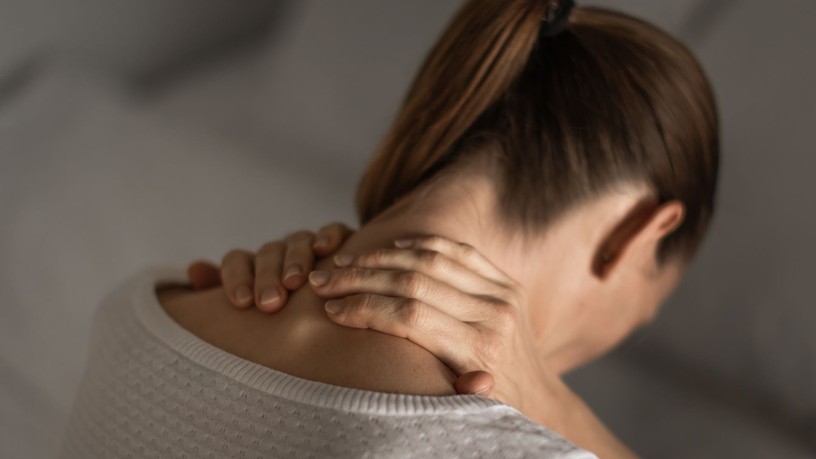 A tartós stressz tarkótáji fájdalom formájában is jelezhet. / Fotó: Shutterstock