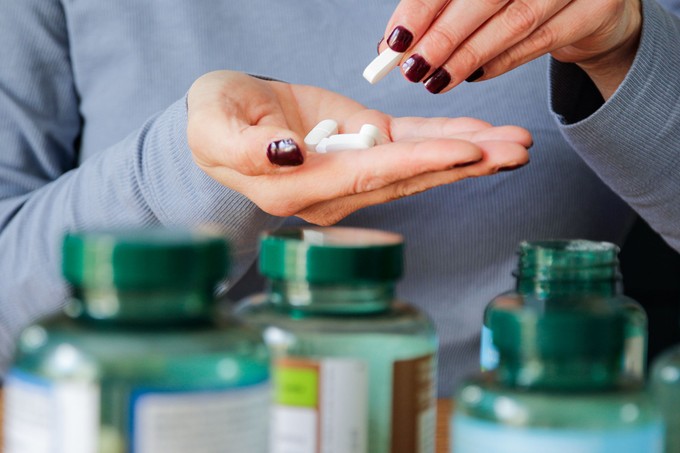 Hamis ígéretek menopauzára: 5 étrend-kiegészítő reklámot tiltottak be a nők egészségére vonatkozó állítások miatt című cikk nyitóképe