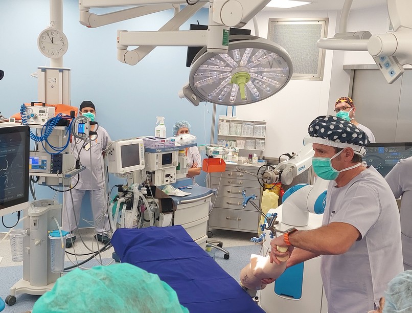 Csúcstechnológiás robotsebészeti centrum EMINEO