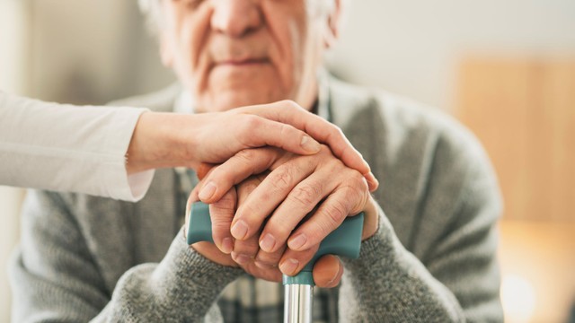 Így néz ki testközelből egy Alzheimer-kóros beteg gondozása: amiről szinte senki sem beszél