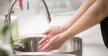  Főzés közben mindig ösztönösen leöblíti a kezét? Rosszul teszi, még ételmérgezés is lehet belőle! 