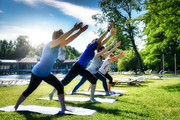 A tó vizében úszás mellett gyógytorna, gyógymasszázs, iszappakolás, fizikoterápiás kezelések, súlyfürdő adja a gyógyulás alapjait. 