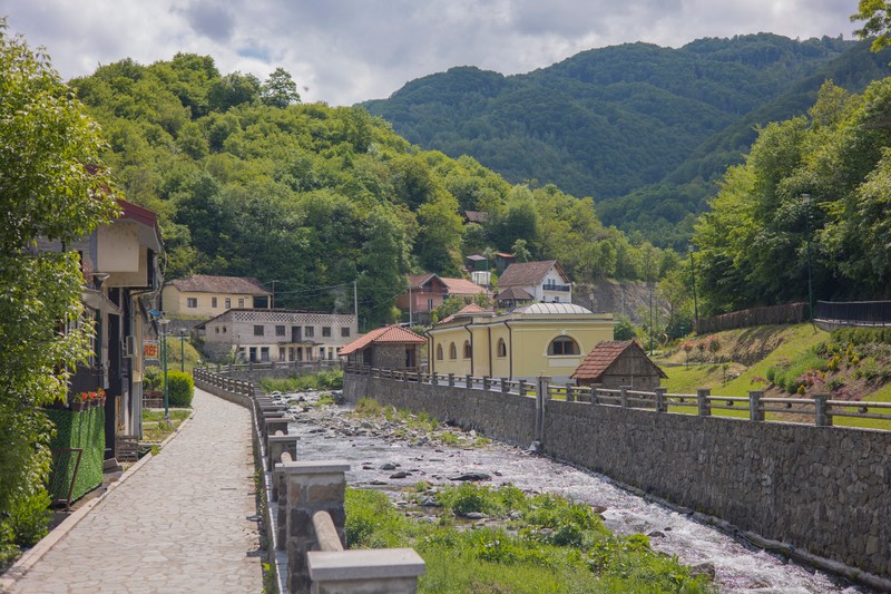 Európa egyik legszebb termálforrása rejtőzik a szomszédban, mégis kevesen hallottak róla