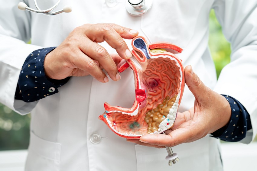 A gyomor betegségei közül hányingert és hányást okozhat a gyomorfekély is, mely étkezés után közvetlenül, vagy éppen étkezéstől függetlenül  jelentkező hasfájással is jár,  valamint a nyombélfekély, mely főként éjszakai hányingert és hányást idéz elő.