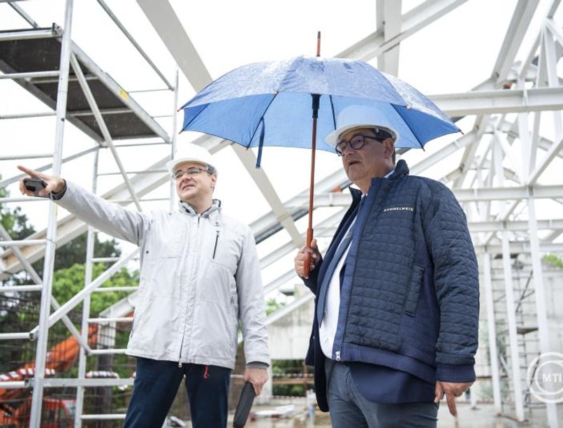 Merkely Béla rektor és Radovits Tamás egyetemi tanár a Semmelweis Egyetem Nemzeti Kardiovaszkuláris Laboratóriumának bokrtéaünnepén a Pest megyei Herceghalmon.