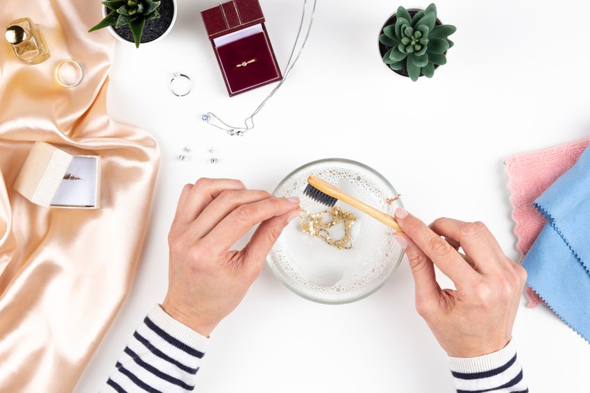 Az arany tárgyak és ékszerek legkönnyebben alkohol segítségével tisztíthatók.