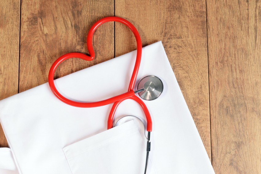 A szívbetegségre utaló jelek különfélék lehetnek; vannak olyan panaszok, tünetek melyek gyakran fordulnak elő, és ismertebbek. Azonban vannak olyanok is, melyekből nem feltétlenül gondolná az ember, hogy szívbetegség jelei lehetnek.