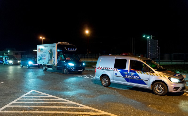 Megérkezett az első adag koronavírus vakcina Magyarországra - ide szállítanak belőle