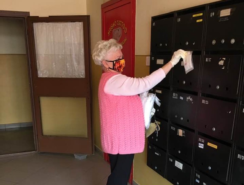 A Magyar Máltai Szeretetszolgálat nyíregyházi önkéntese maszkokat kézbesít