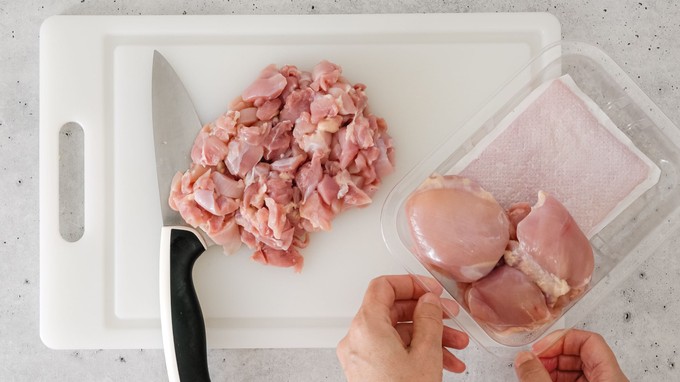 Mi az a furcsa papírszerű betét a csomagolt hús alatt? Fontosabb szerepe van, mint gondolná című cikk nyitóképe