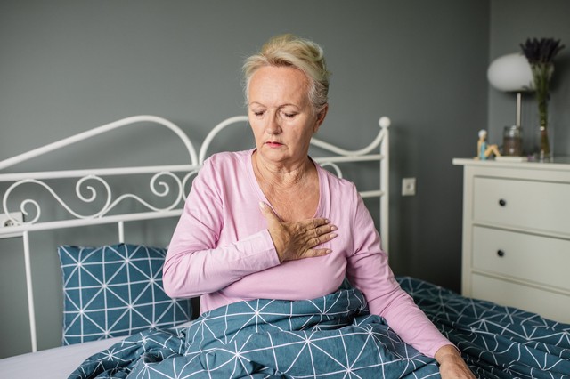 Mellkasi fájdalom lefekvéskor: szívelégtelenség, stressz vagy reflux az oka?