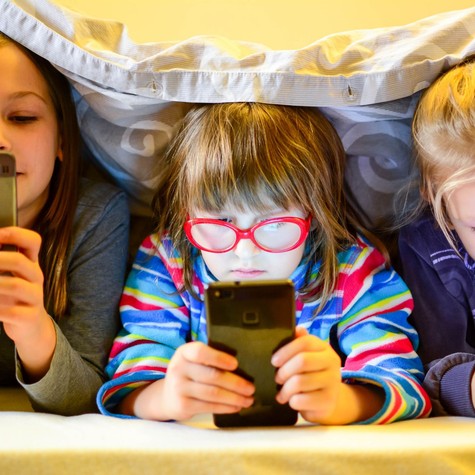Sokat telefonozik a gyerek? Nem úgy hat a képernyő a gyerekek agyára, ahogy eddig hittük! című cikk nyitóképe
