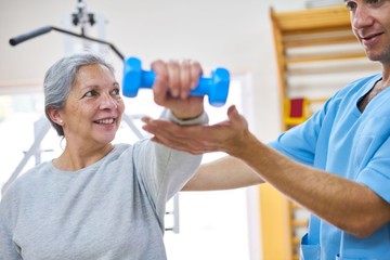 Erő és egyensúly 60 felett – Ez a 10 legjobb súlyzós gyakorlat, amitől újra fiatalnak érzi magát