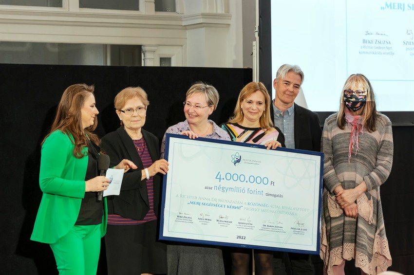 A díjat Polgár Judit sakknagymester, olimpiai bajnok adta át Dr. Prezenszki Zsuzsannának. 