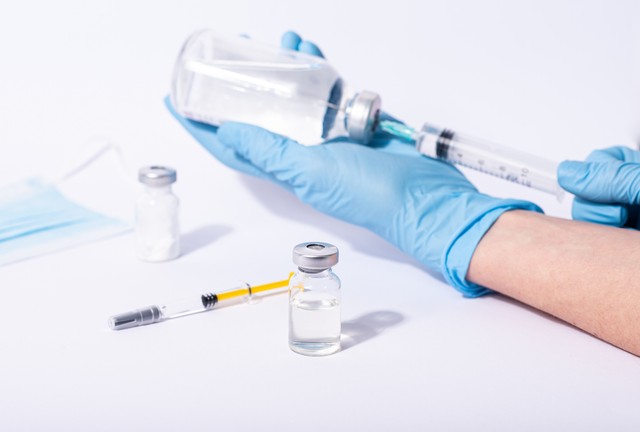 Dagad a bortány: ezrek kaptak sóoldatot Covid-oltás helyett