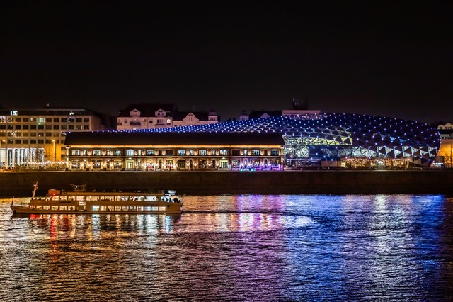 Ritka nap lesz pénteken: ezért öltöznek színesbe Budapest ikonikus épületei