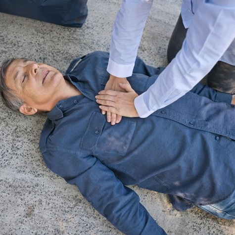 „Ha rajtad múlik az élete…” – Zacher Gábor egy percben tanít életet menteni című cikk nyitóképe