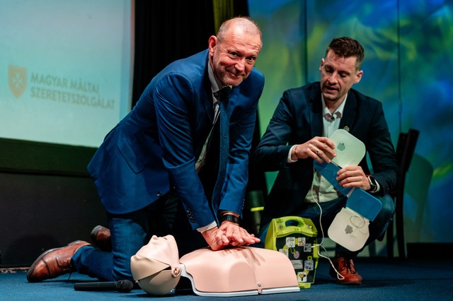 Győrfi Pál oktatta az újraélesztést a hazai hírességeknek