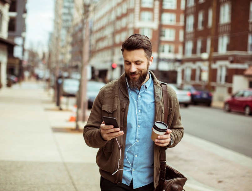 Mit jelent mobiltelefonnal a kézben mászkálni