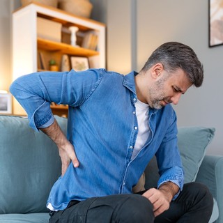 Hátfájás – ezekből lehet sejteni, hogy komolyabb probléma, esetleg daganat áll a panasz mögött című cikk nyitóképe