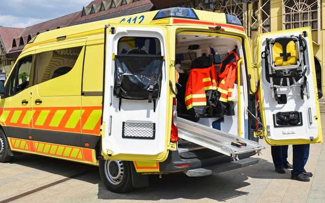 Rosszul lett a 70 év körüli férfi a budapesti munkásszállón, még a tűzoltókat is be kellett vetni