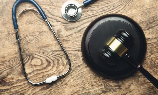 Hibázott a mentőápoló: vádat emeltek ellene