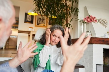 Naplemente-szindróma: mit tehetünk, ha agresszív a demens hozzátartozónk?