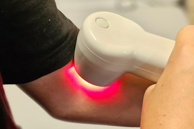 Ennyi mindenben segíthet a vörösfény-terápia: gyulladácsökkentő, hangulatjavító, bőrfeszesítő