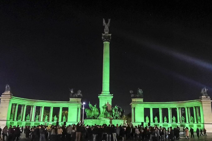 Zöldbe öltözik a Hősök tere a szervdonáció és transzplantáció világnapján című cikk nyitóképe