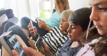 Az okostelefonok veszélyeire figyelmeztet a szakpszichológus: nagyban rontják az életminőséget