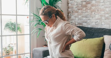  Miért fáj a derekunk, ha sokat állunk egy helyben? 