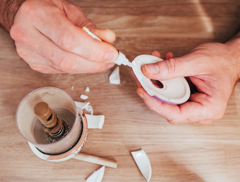 hogyan tudom eltávolítani pillanatragasztót a bőrről