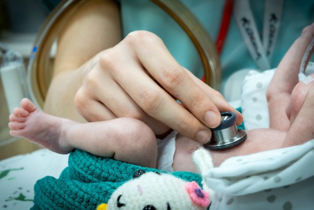 Egészségügyi szakembereknek indít szakmai és mentális jóllétet támogató programot a koraszülöttekért egyesület