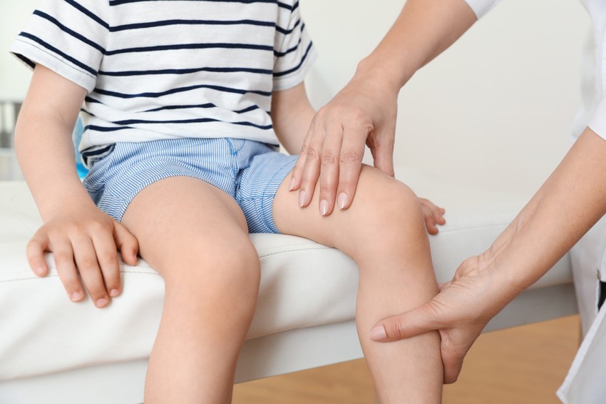 A térdünk számos akut és krónikus ok miatt fájhat, megsérülhet, kophat benne a porc. Számos hasznos tanáccsal szolgálhatunk, amelyekkel kezelhető, kivédhető a fájdalom. Mutatjuk, mik ezek!