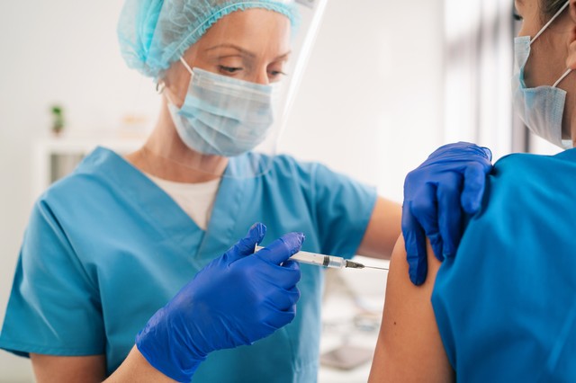 AstraZeneca után Pfizer vakcina jöhet 2. dózisban?