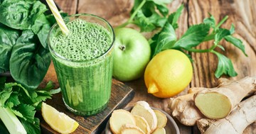  Alma, spenót és gyömbér alapú revitalizáló koktél: egyetlen turmix, amely valóban képes felfrissíteni a szervezetet 