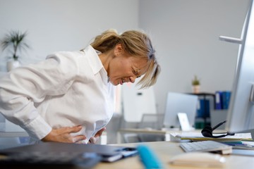 Görcsös hasi fájdalom? Ne várjon, ha ezt tapasztalja, hívjon azonnal mentőt!