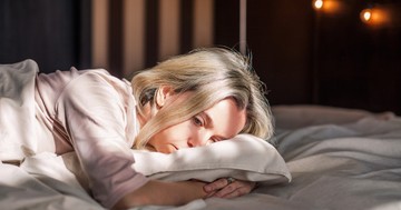 Álmatlanul forgolódik éjszakánként? Ettől a hormontól függ az álma